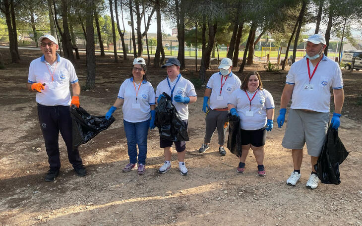 Usuarios del Doble Amor y otros colectivos preparan el circuito del III Cross Solidario Campo a Través en los senderos de El Moralet