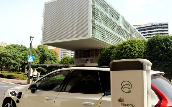 Benidorm lleva a pleno su Plan de Movilidad Eléctrica, con el que impulsará los puntos de recarga para vehículos