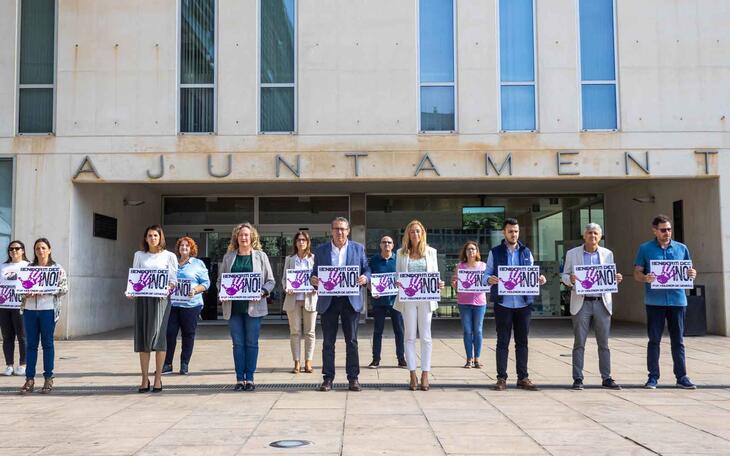 Minuto de silencio en el Ayuntamiento de Benidorm.