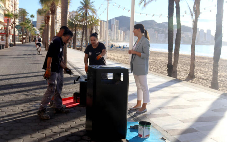 Personal de los programas de empleo Empuju y Ecovid acondicionan varias zonas de Benidorm.