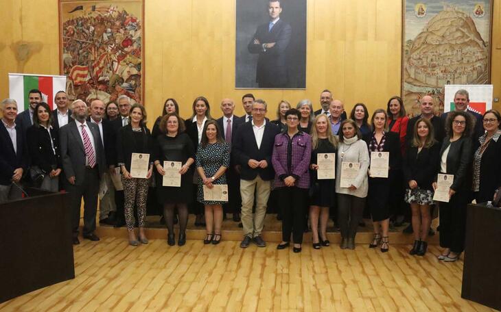 Entrega diplomas Medalla del Mérito al Trabajo graduados sociales