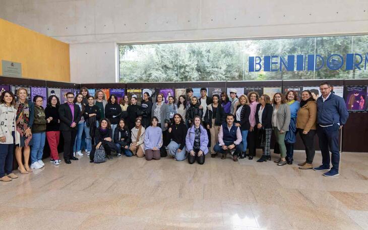 Igualdad inaugura la VI Exposición de carteles contra la violencia de género de alumnos del IES Pere María Orts.