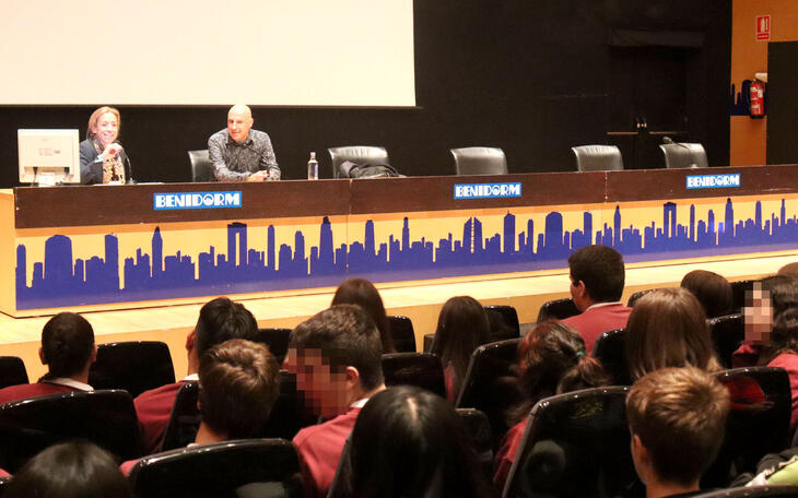 Benidorm reúne al escritor de literatura juvenil Silvestre Vilaplana y sus lectores de 4º de la ESO.