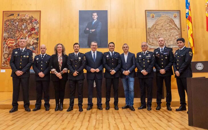 Seis nuevos oficiales de la Policía Local toman posesión de su cargo en Benidorm.