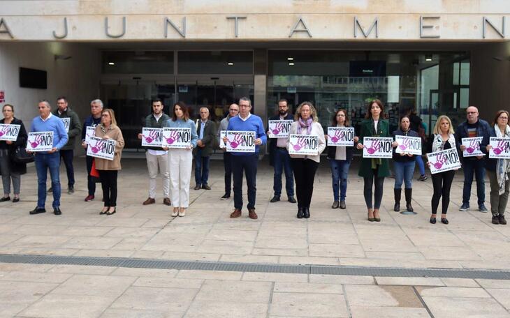 Minuto de silencio en el Ayuntamiento de Benidorm.