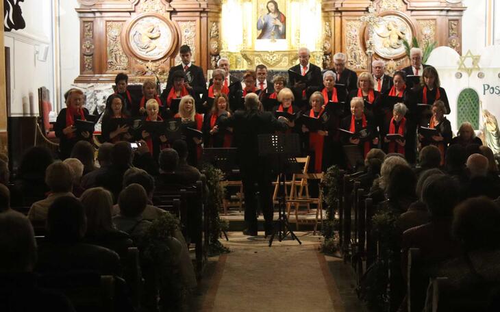 La Coral de la Unión Musical de Benidorm ofrece un gran recital de villancicos en la iglesia de San Jaime 