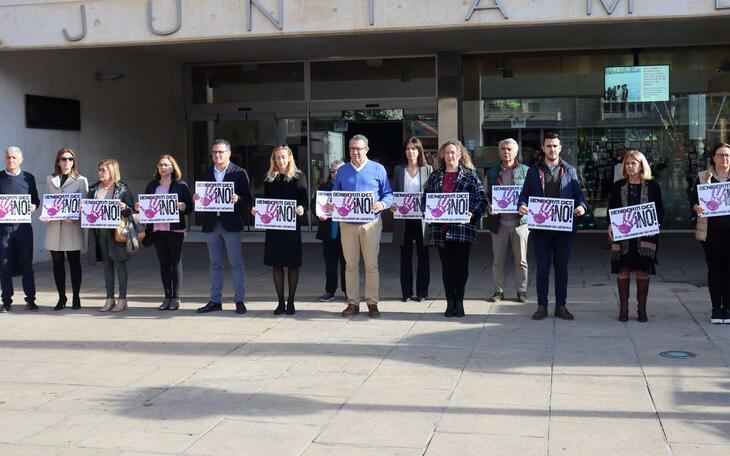 Benidorm muestra su repulsa por los últimos crímenes machistas ocurridos en Toledo y Bilbao, que sitúan en 48 las mujeres asesinadas en 2022