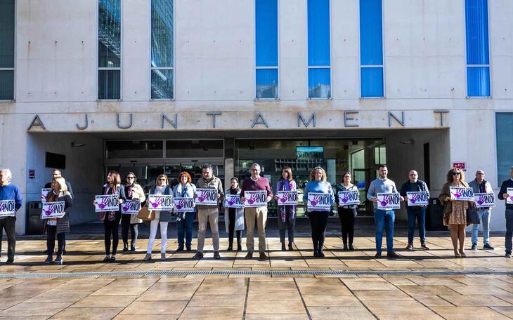 Minuto de silencio en el Ayuntamiento de Benidorm.