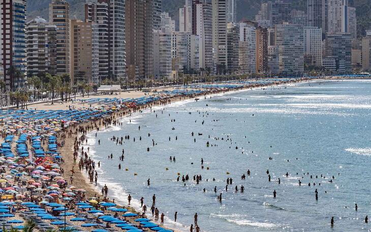 Benidorm vuelve a la situación prepandemia en consumo de agua y producción de residuos