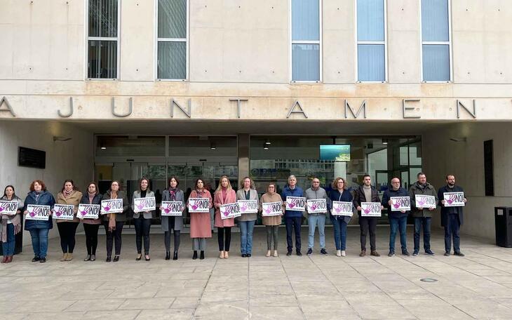 Minuto de silencio en el Ayuntamiento de Benidorm.