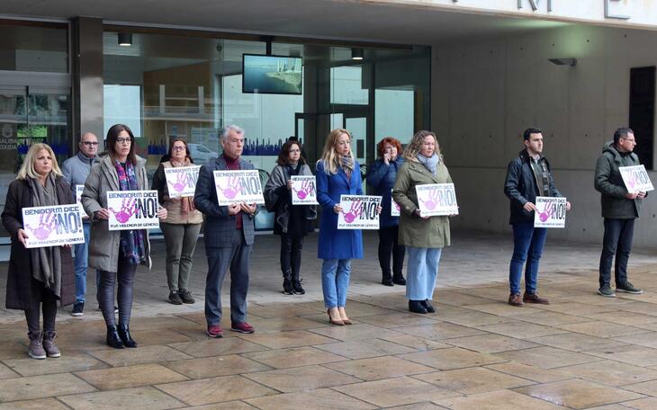 Minuto de silencio en el Ayuntamiento de Benidorm.