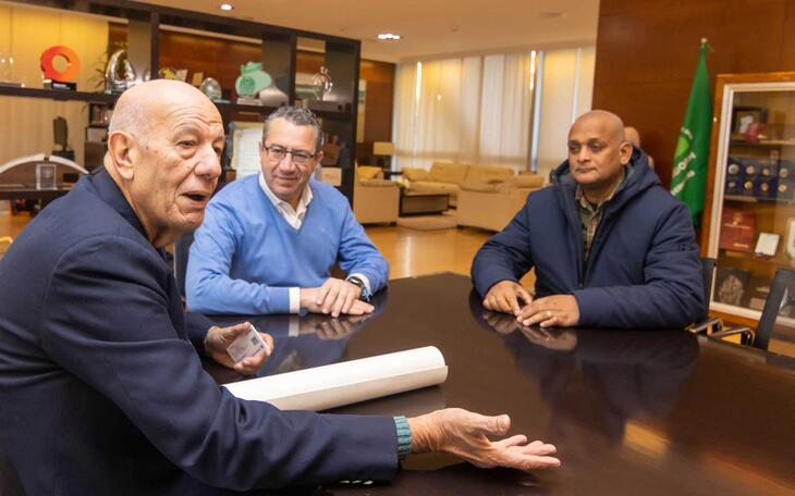 Toni Pérez, alcalde de Benidorm y la delegación cubana.