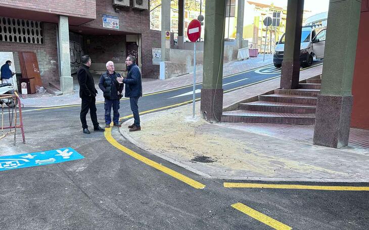 Se han sustituido las aceras por una plataforma única de pavimento antideslizante.
