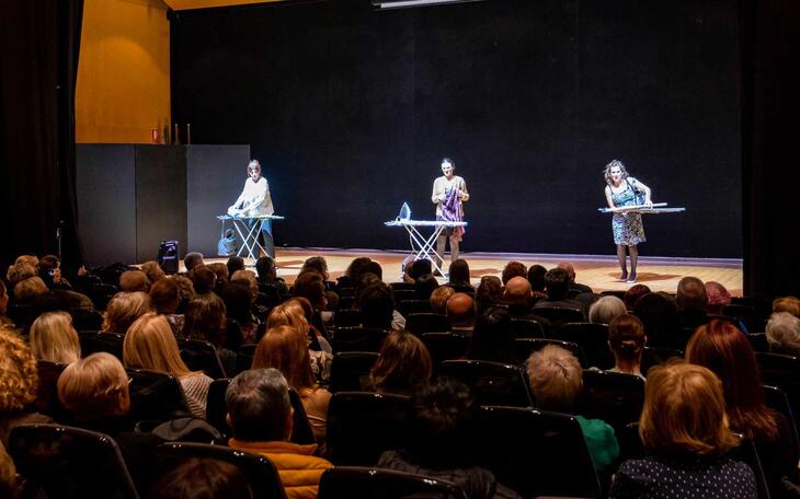«Entre mujeres» en el Salón del Actos del Ayuntamiento.