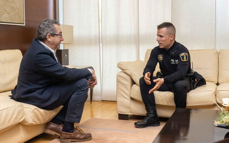 Recepción en Alcaldía del policía local que participó en el rescate de personas en Turqiía