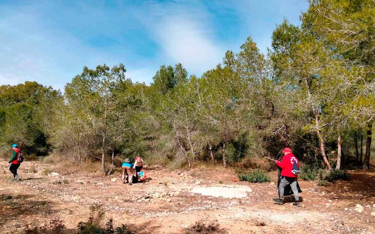Voluntarios de Cruz Roja de Benidorm limpian El Moralet.