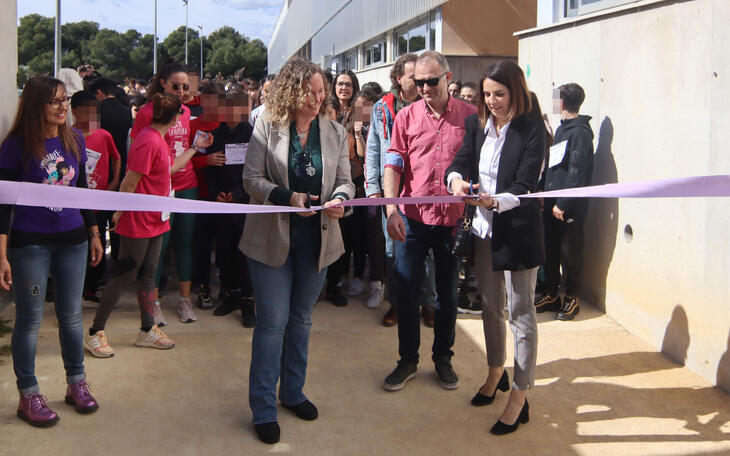 Igualdad acompaña al alumnado del IES Pere Mª Orts i Bosch en su Cursa Solidaria por el 8-M