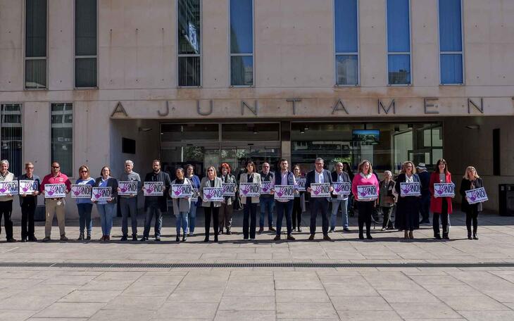 Minuto de silencio en el Ayuntamiento de Benidorm.