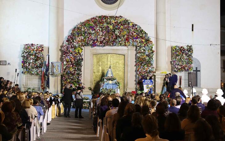 Ofrenda de flores a la patrona de Benidorm
