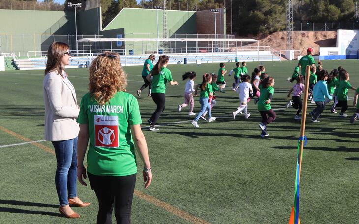 Los alumnos del CEIP Ausiàs March celebran el Día del Deporte con una carrera solidaria a favor de ‘Save the children’ 