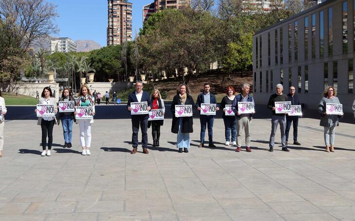 Minuto de silencio en el Ayuntamiento de Benidorm.