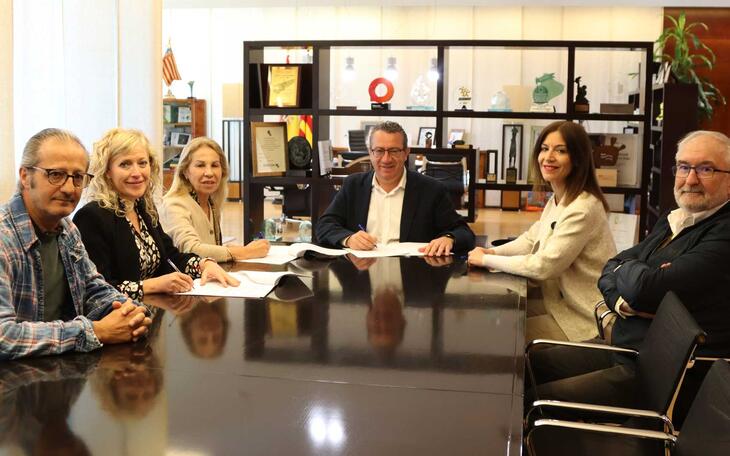 Firma del convenio con la protectora de animales.