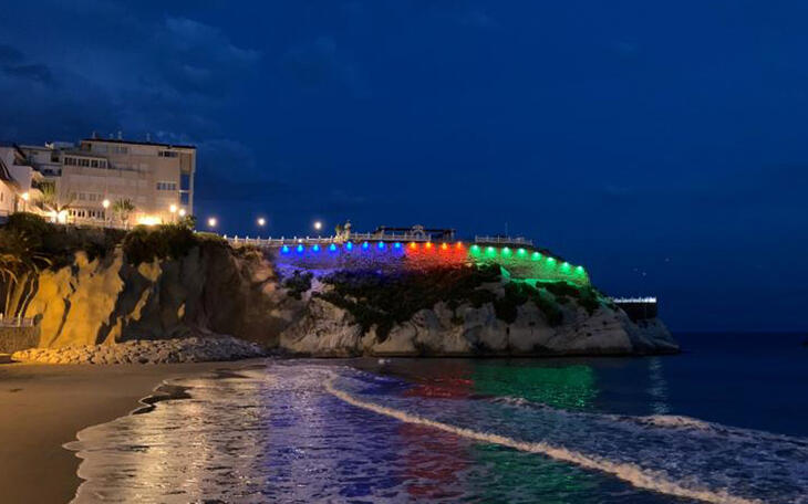 El Castell, iluminado con los colores de la bandera gitana.