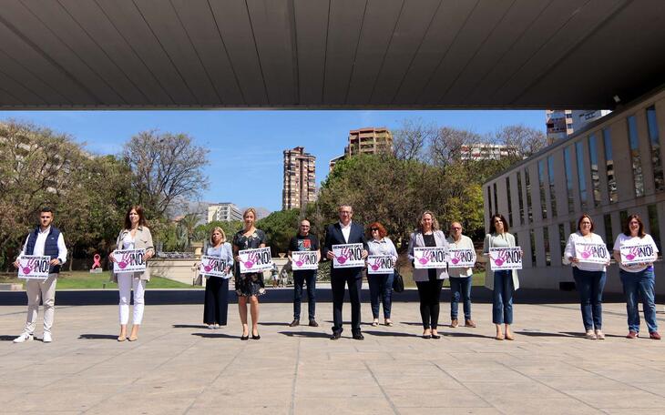 Minuto de silencio en el Ayuntamiento de Benidorm.