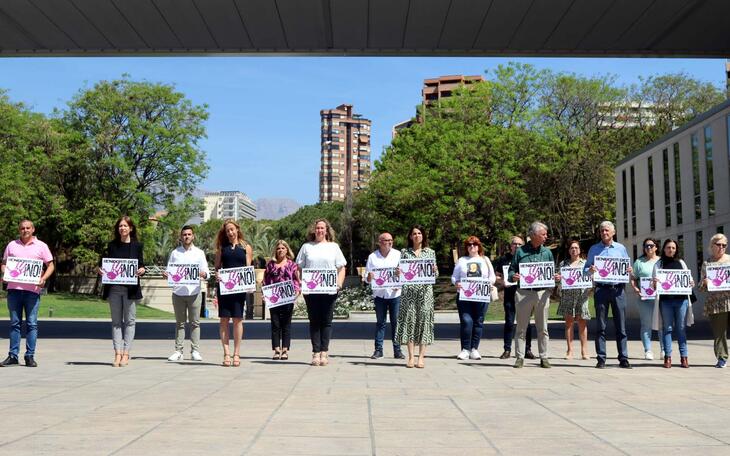 Minuto de silencio en el Ayuntamiento de Benidorm.