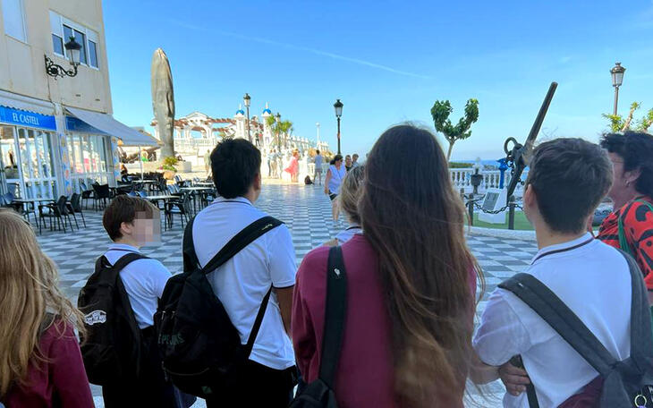 Las esculturas de Plensa y la muestra de la Torre de les Caletes despiertan el interés del alumnado de Benidorm