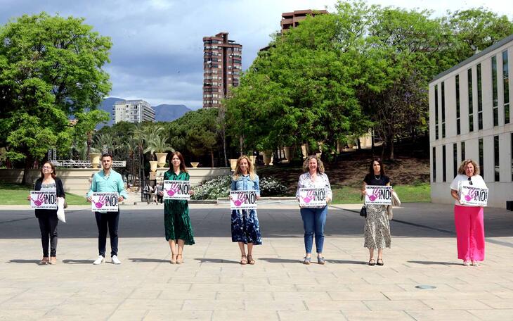 Minuto de silencio en el Ayuntamiento de Benidorm.