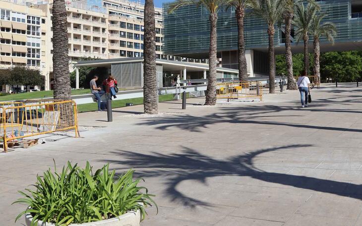 Benidorm inicia la colocación de seis nuevas luminarias en la rampa de acceso al Parque de l’Aigüera
