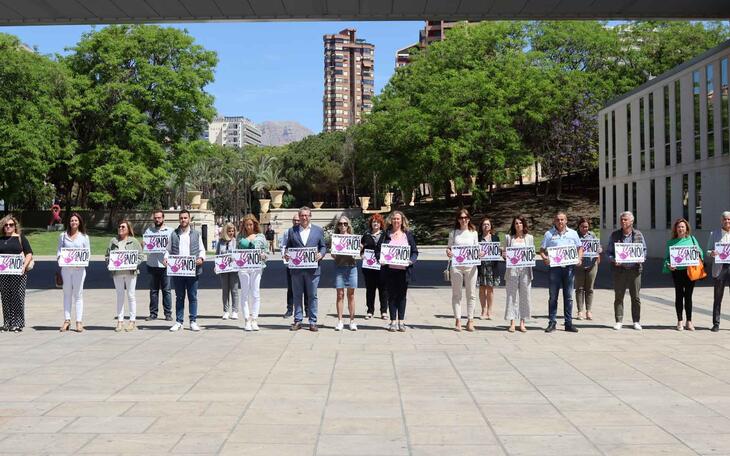 Minuto de silencio en el Ayuntamiento de Benidorm.