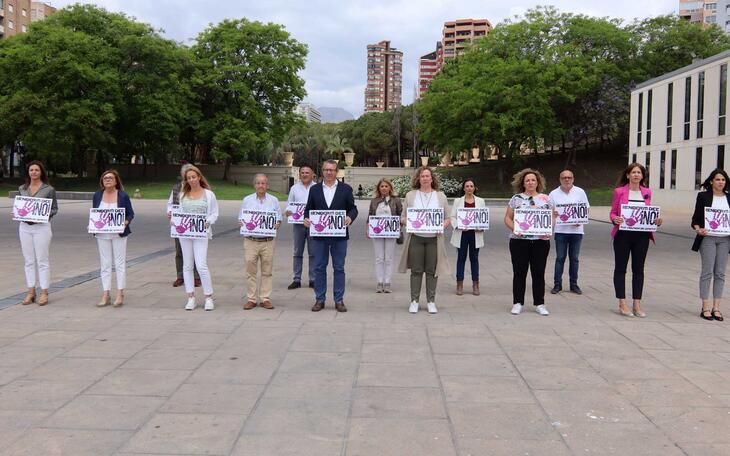 Minuto de silencio en el Ayuntamiento de Benidorm.