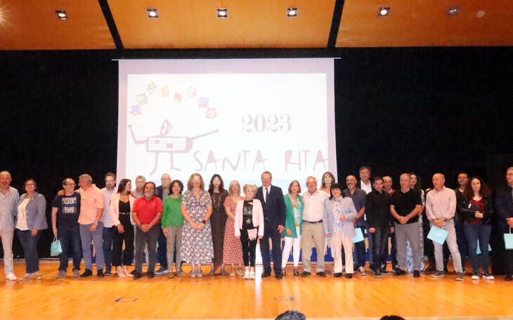 Toni Pérez con los funcionarios homenajeados.