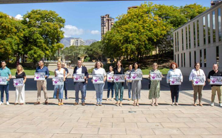 Minuto de silencio en el Ayuntamiento de Benidorm.