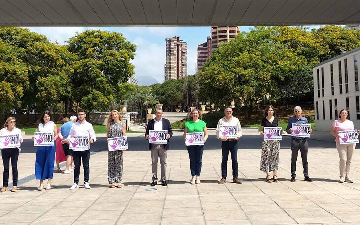 Minuto de silencio en el Ayuntamiento de Benidorm.