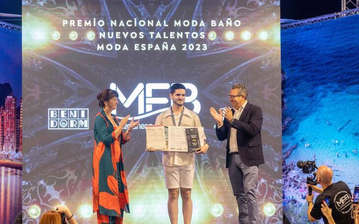 Toni Pérez entrega el premio a Javier González Palacios.