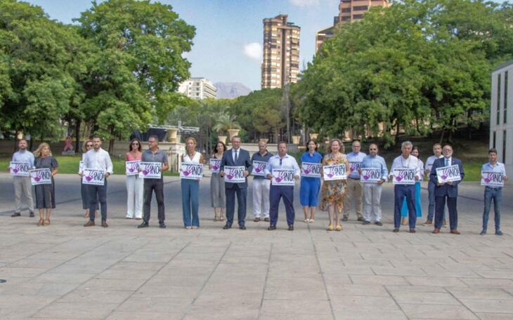 Minuto de silencio en el Ayuntamiento de Benidorm.