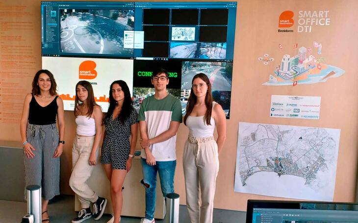 Aida García Mayor con los estudiantes.