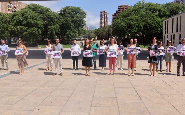 Minuto de silencio en el Ayuntamiento de Benidorm.