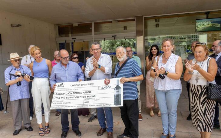 El Centro Doble Amor recibe un cheque de 2.400 euros de Bodegas Bocopa por las ventas del vino ‘Señorío de Benidorm’