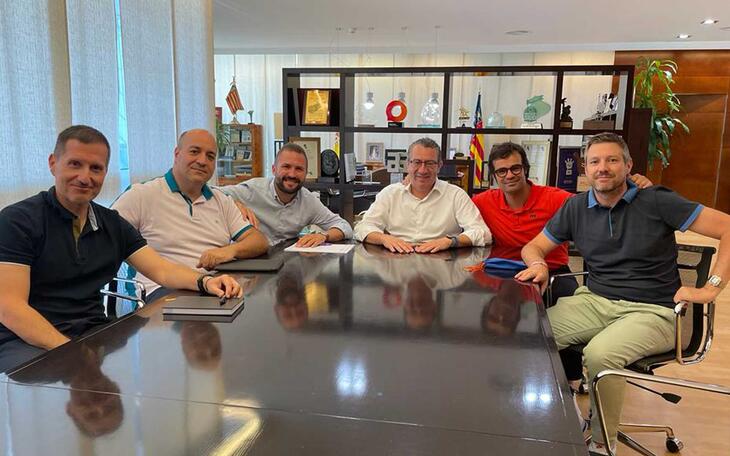 Toni Pérez y Javier Jordá con la directiva del Club.