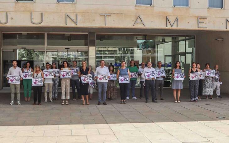 Minuto de silencio en el Ayuntamiento de Benidorm.