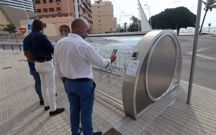 Benidorm estrena en Poniente los dos primeros aparcabicis inteligentes