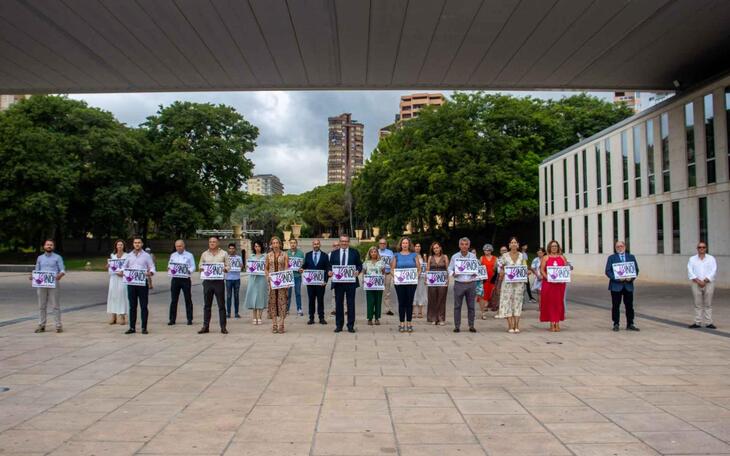 Minuto de silencio en el Ayuntamiento de Benidorm.