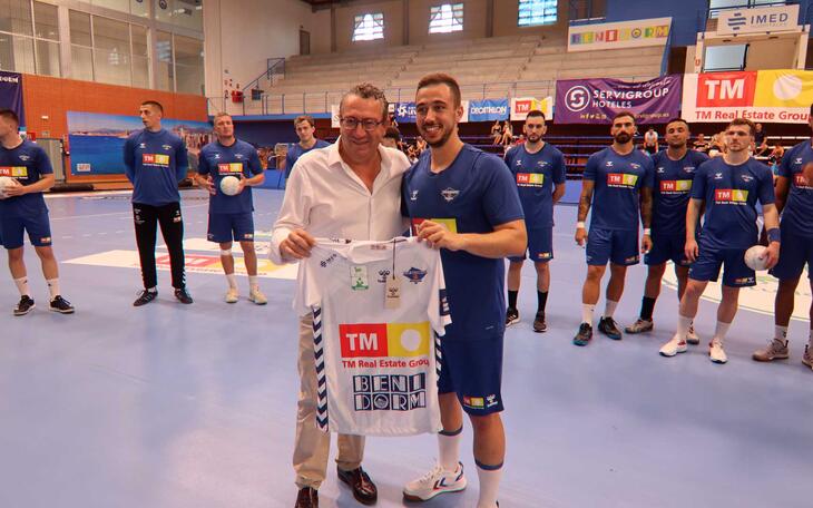 Más de 200 aficionados acuden a la presentación del primer equipo del TM Benidorm 