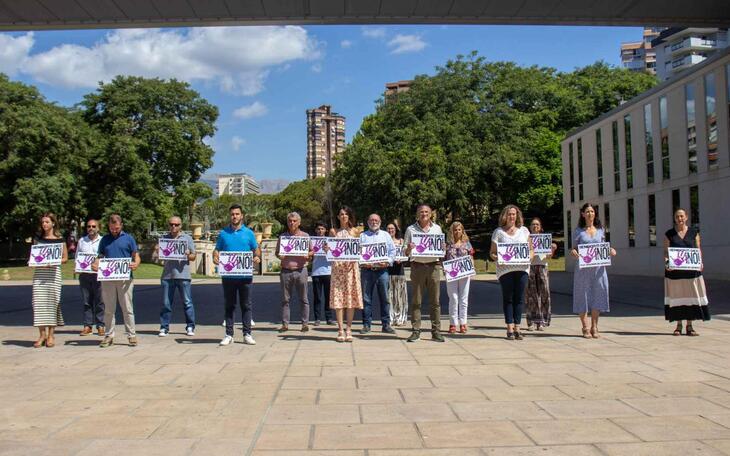 Minuto de silencio en el Ayuntamiento de Benidorm.
