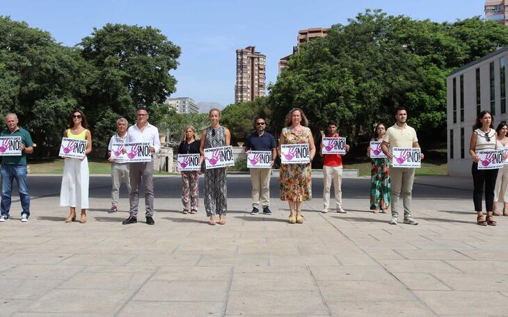 Minuto de silencio en el Ayuntamiento de Benidorm.