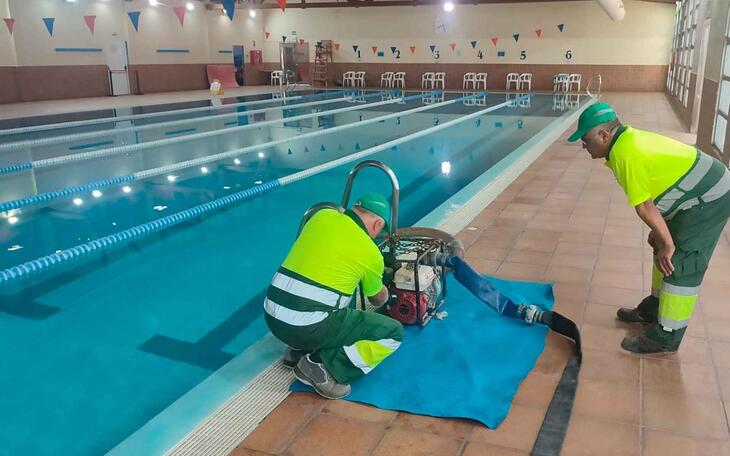 Benidorm vacía la piscina municipal del Palau d’Esports para reutilizar el agua en los baldeos